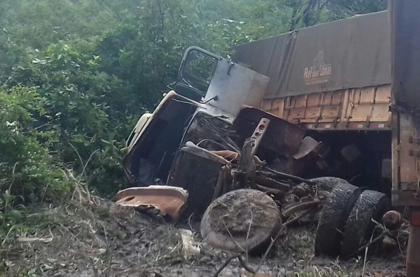  Condutor morre após carreta tombar na BR 230