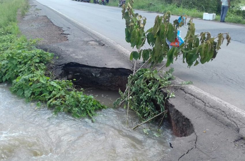  Volume de água pode causar rompimento de via na BR 222