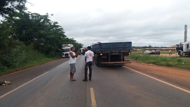  Petrobras anuncia redução, mas caminhoneiros mantêm rodovias bloqueadas