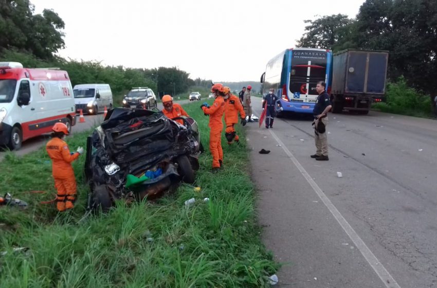  Colisão envolvendo ônibus e automóvel deixa cinco mortos