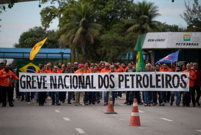  Petroleiros suspendem paralisação