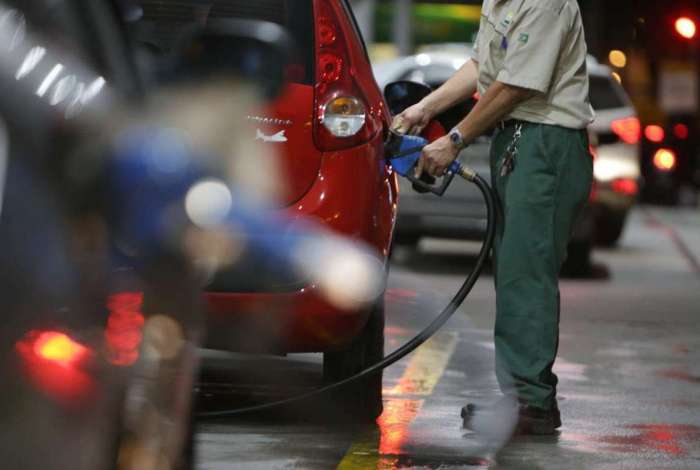  Preço da gasolina cai 0,68% nas refinarias