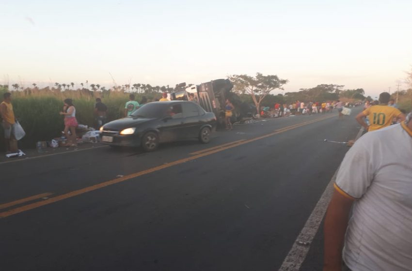  Carga é saqueada após carreta tombar