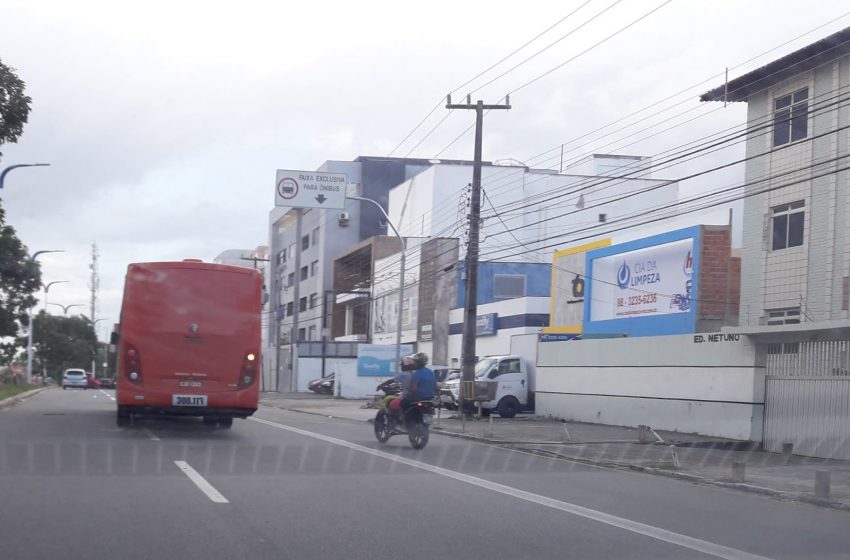  Ônibus desrespeitam faixa exclusiva