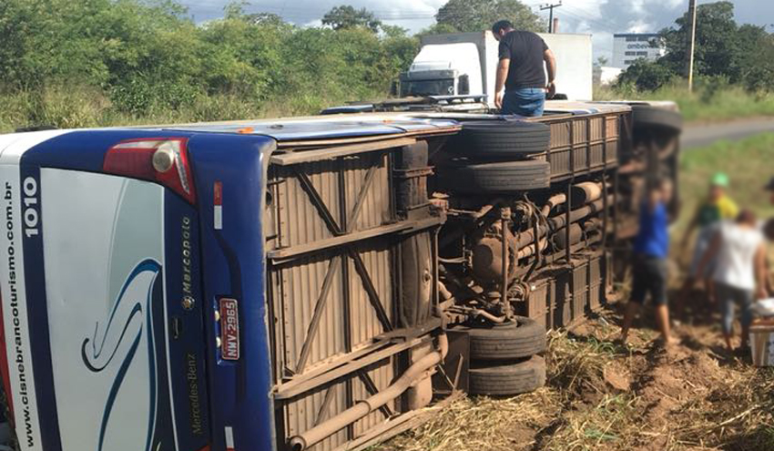  Ônibus deixa feridos ao tombar na BR-135