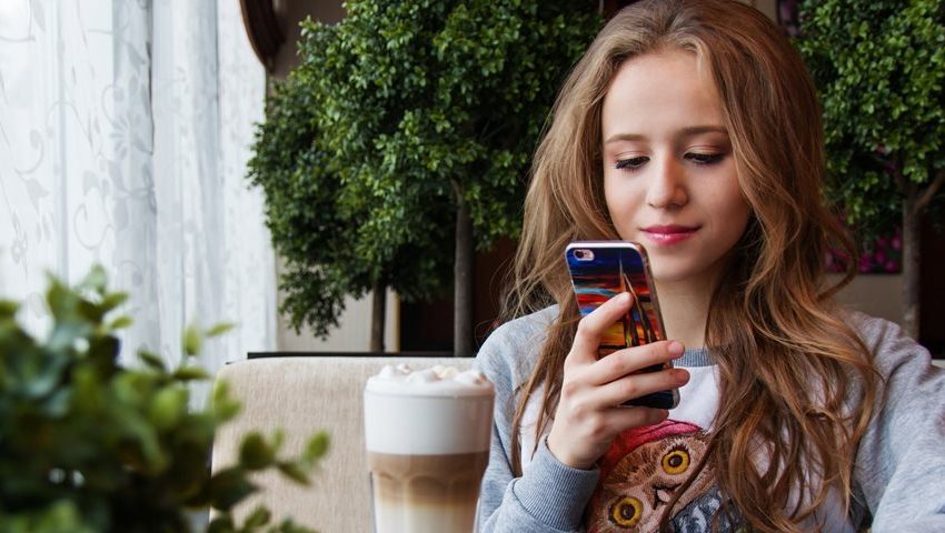  Tempo gasto com celular preocupa adolescentes e pais