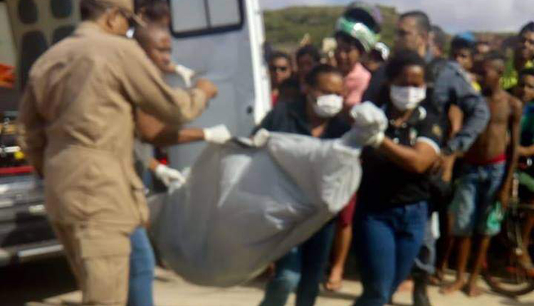  Dois irmãos adolescentes morrem afogados na praia do Araçagi