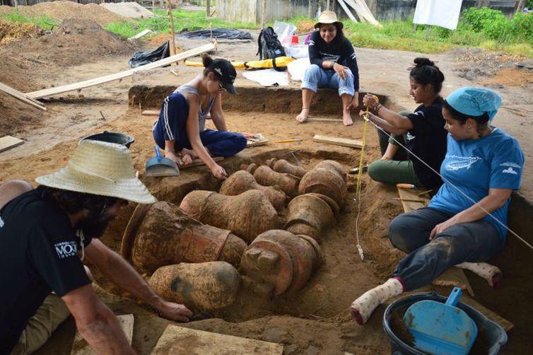  Urnas funerárias indígenas de 500 anos são encontradas intactas