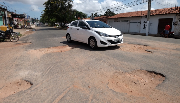  Buracos prejudicam o tráfego no IV Conjunto Cohab