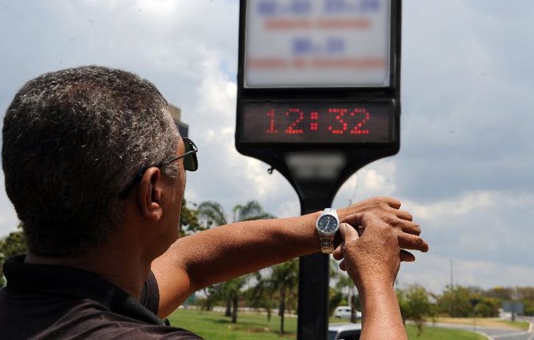  Horário de verão começa à meia-noite