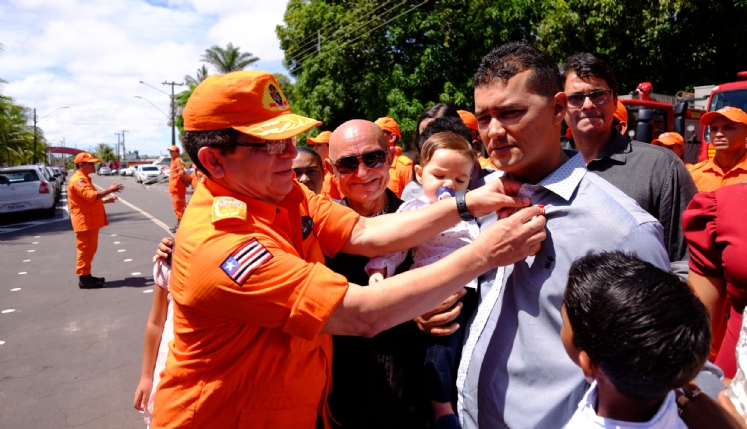  Após resgate, homem recebe honraria do Corpo de Bombeiros