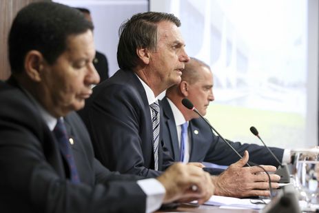  Bolsonaro propõe idade mínima de 62 e 57 para aposentadoria