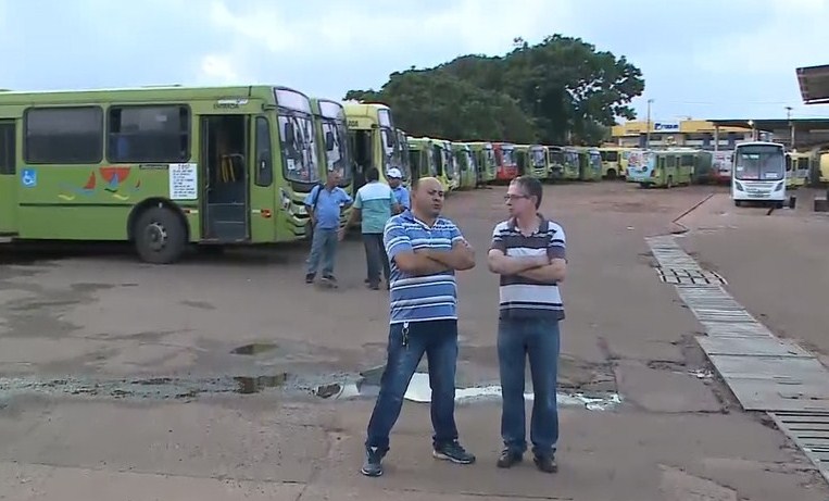  Rodoviários de empresa cruzam braços