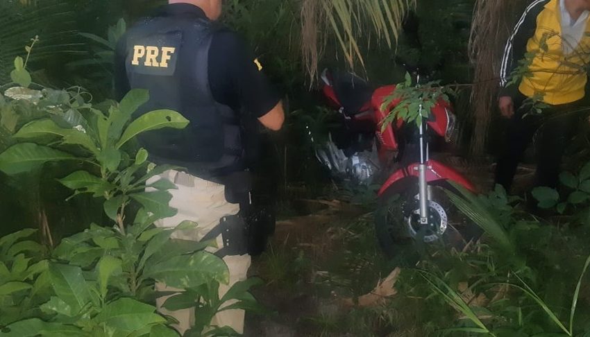  Motocicleta roubada é encontrada em matagal