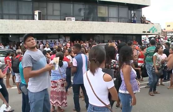  Pais de alunos protestam por não conseguir vagas em SL