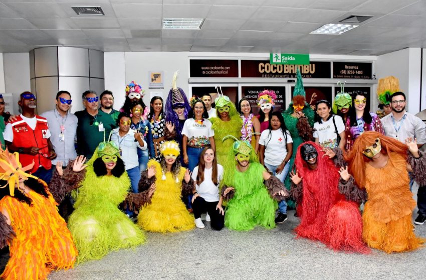  Em clima de Carnaval,  turistas são recepcionados no aeroporto de São Luís