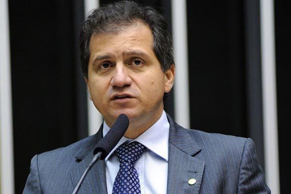  Simplício assume, mas abre para Gastão