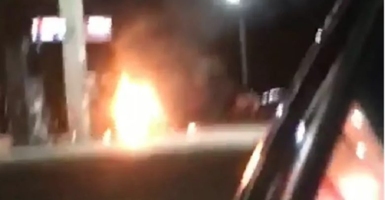  Carro colide em bomba de combustível e causa incêndio