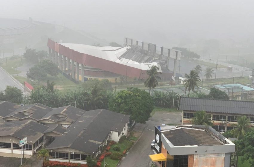  Estrutura de ginásio desaba com chuva