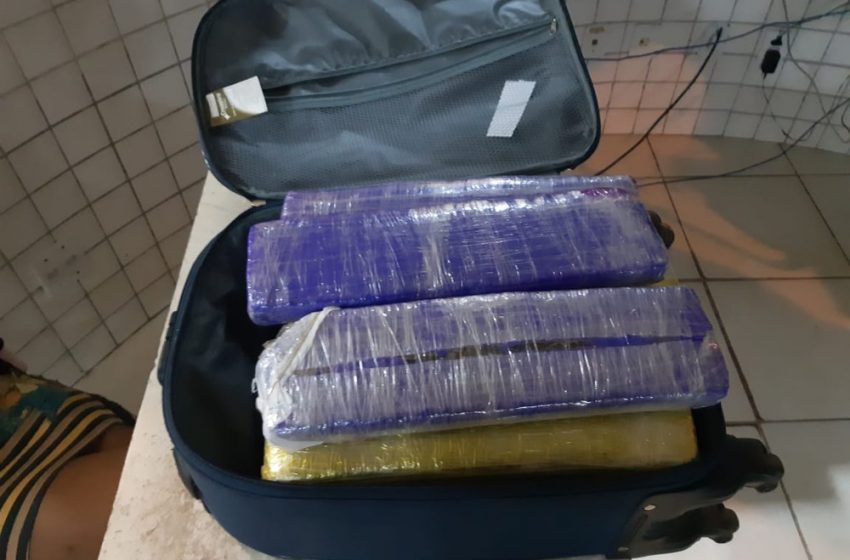  Mulher é presa com 17 kg de droga escondida na mala em Caxias