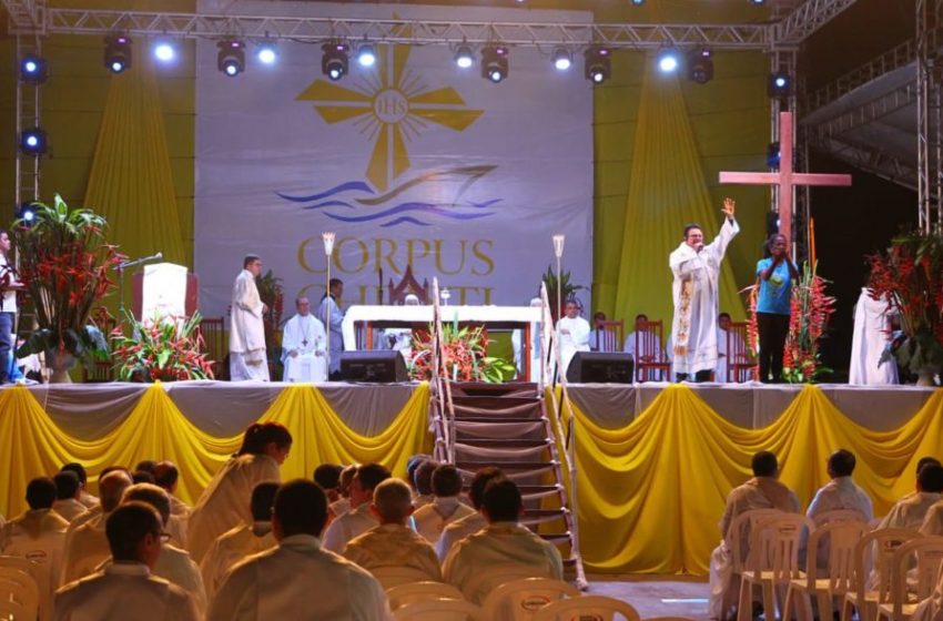  Fiéis celebram Corpus Christi em São Luís