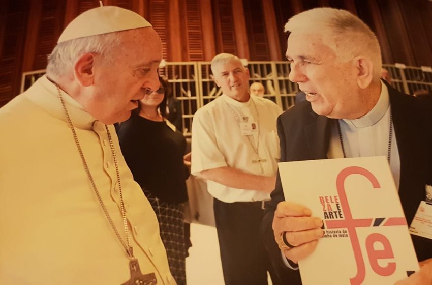  Papa  Francisco ganha livro do grupo maranhense Caminho do Meio