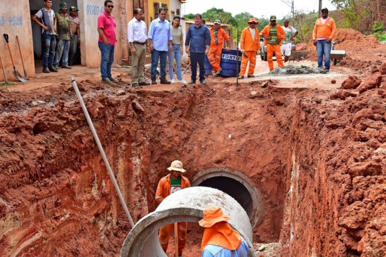  Prefeito vistoria obra na cidade