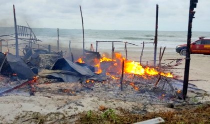  Bar é destruído após incêndio na praia do Araçagy