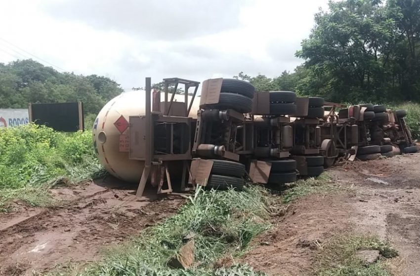  Motorista fica ferido, após carreta tombar na BR-135