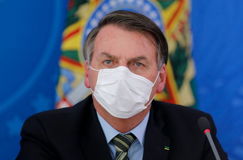  Sem febre, Bolsonaro está isolado e despacha normalmente por vídeo