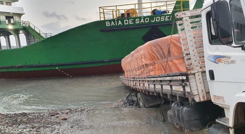  Caminhão fica atolado na subida do ferry-boat no Cujupe