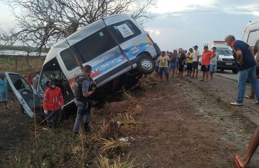  Acidente com van deixa três mortos e sete feridos