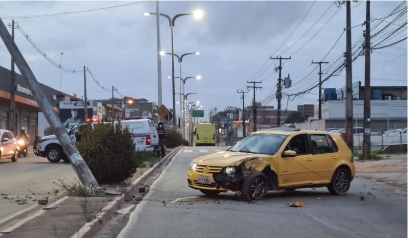  Carro colide com poste e atrapalha trânsito no Angelim