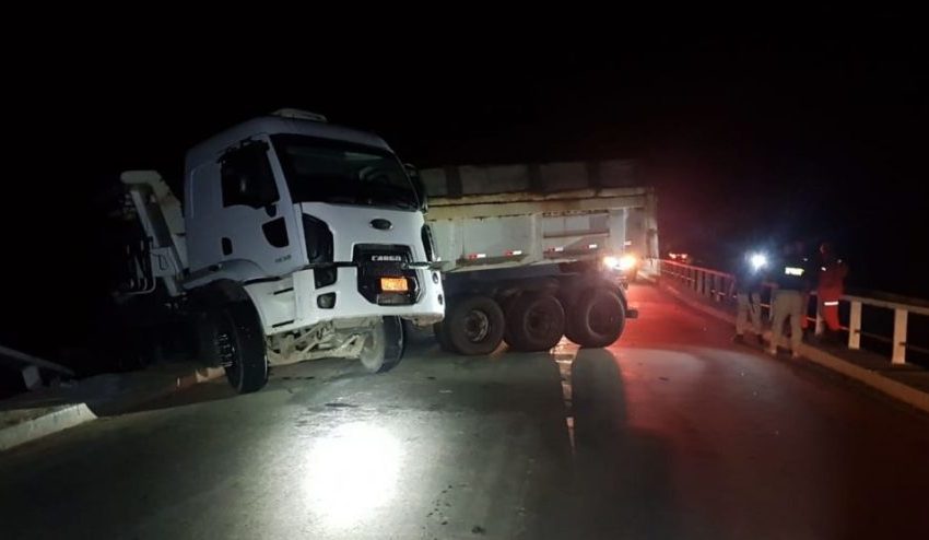  Após derrapar, carreta fecha ponte na saída de São Luís