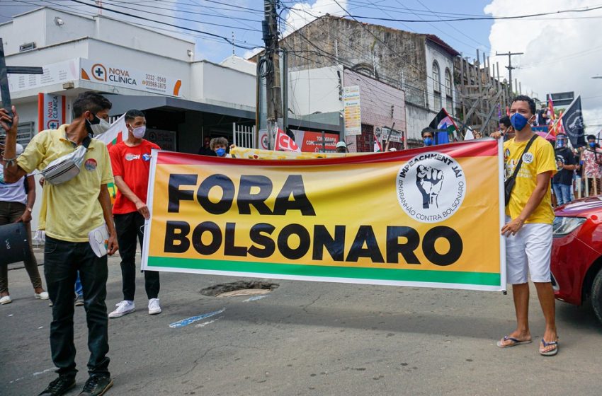  Grupo faz protesto contra governo Bolsonaro em São Luís