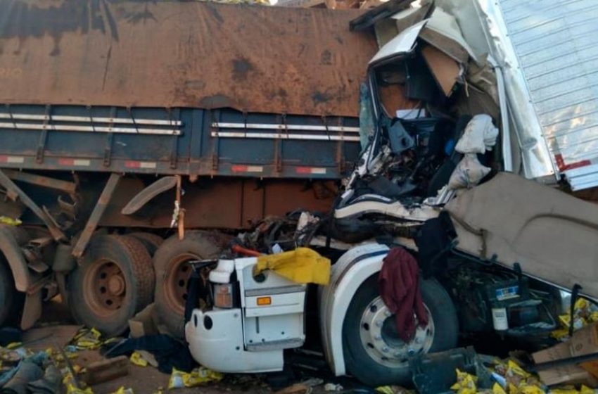  Carreta colide em veículo parado causando uma morte