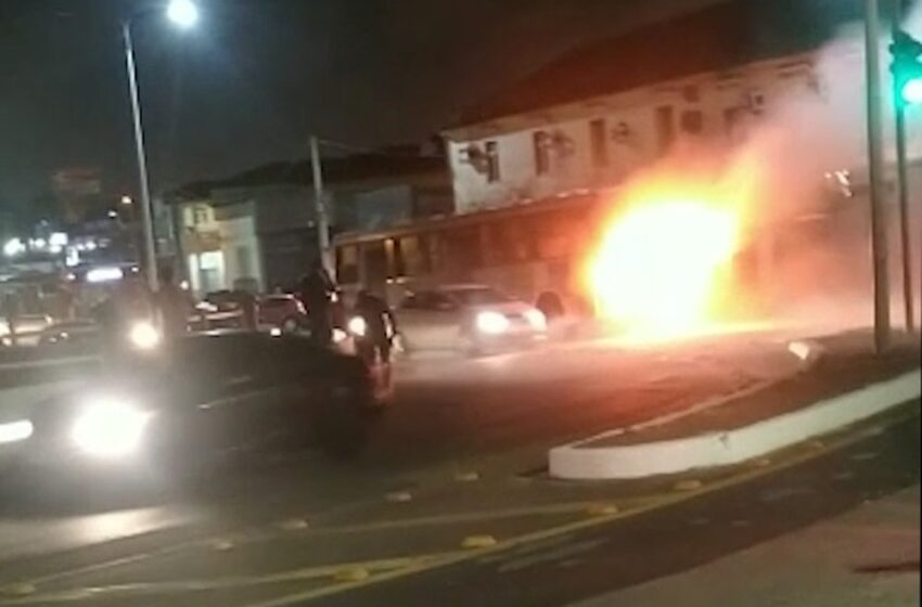  Ônibus pega fogo na Avenida Beira-Mar, em São Luís