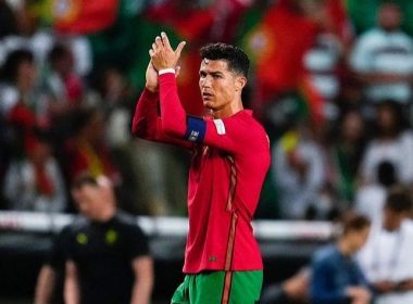  Camisa de Cristiano Ronaldo é leiloada e valor ajudará exército ucraniano