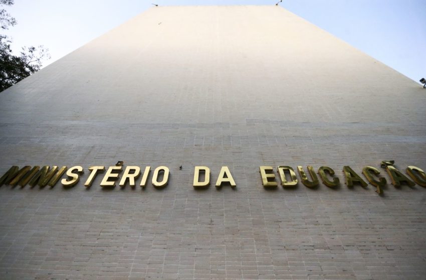  Mais de 9 mil estudantes recebem hoje Bolsa Permanência