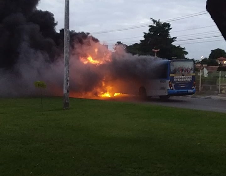  Ônibus pega fogo e para o bairro do Anil em São Luís