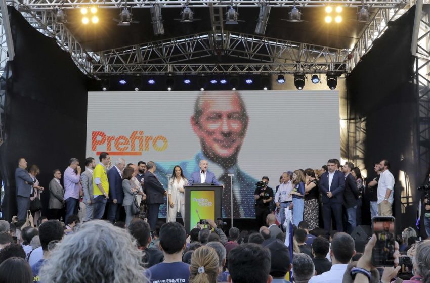  Ciro Gomes registra candidatura à presidência no TSE