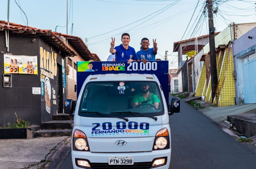  Fernando Braide recebe carinho de ludovicenses durante carreata no João de Deus, em São Luís