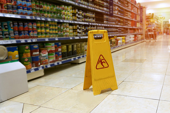  Mulher que caiu em piso molhado deve ser indenizada por supermercado